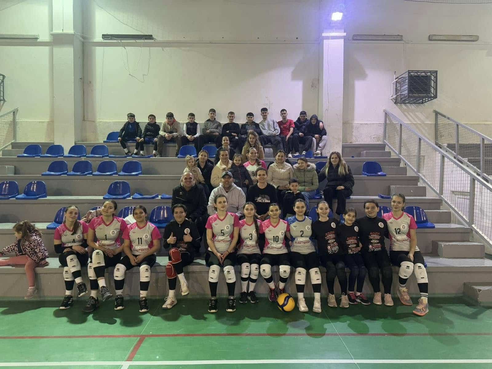 Momente gjatë shënimit të aktivitetit sportiv (volejboll) në kuadër të Epopesë së UÇK-së e organizuar dhe realizuar mes Komunës Hani i Elezit, Sportit Shkollor dhe KV “Sharri”.