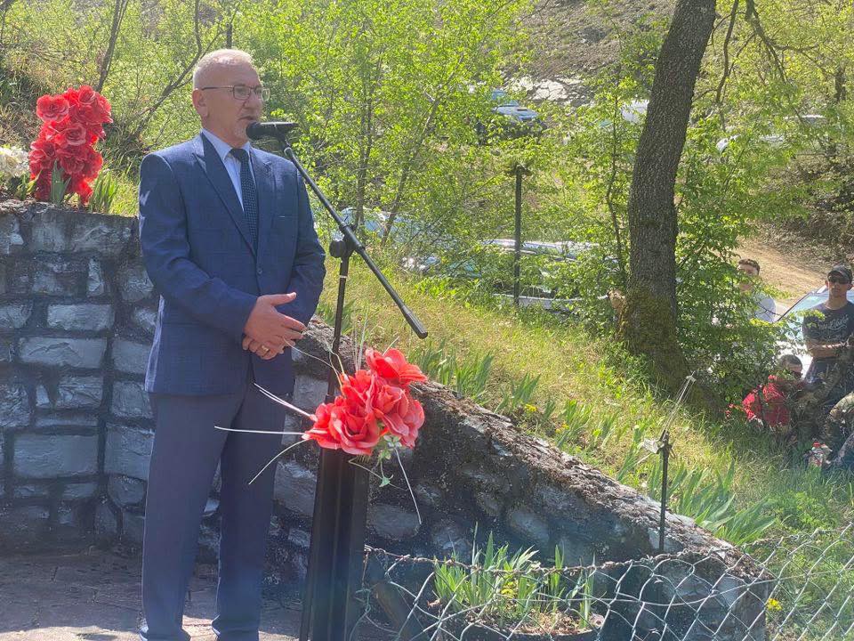Nderohen dëshmorët Feriz dhe Xhevdet Guri në 26 vjetorin e rënies së tyre