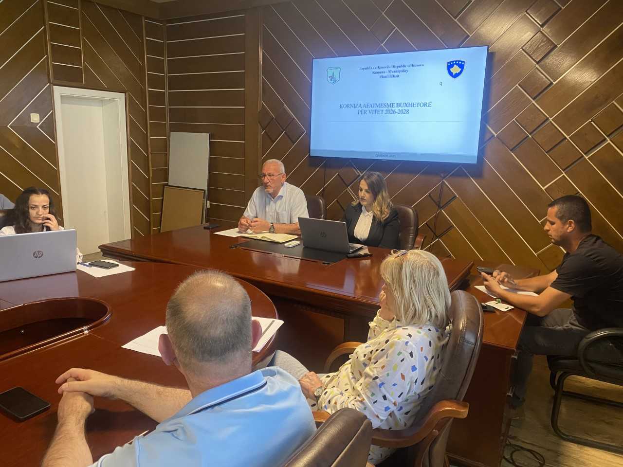 Mbahet dëgjimi i parë buxhetore për Kornizën Afatmesme Buxhetore 2026–2028