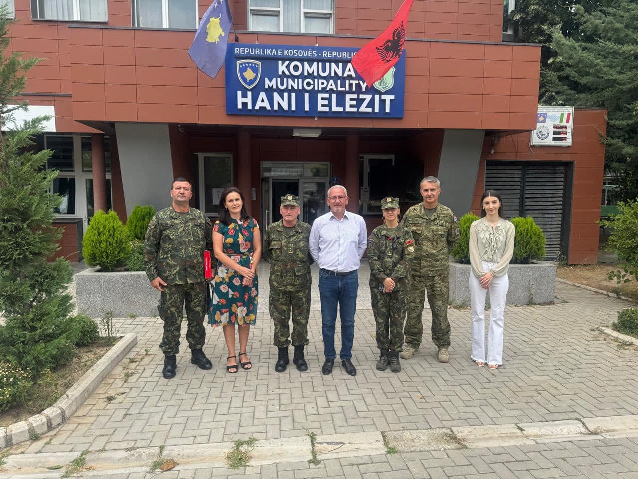 Takim pune, por edhe miqësor me përfaqësuesit e KFOR Albania dhe komandantin e KFOR Croatia