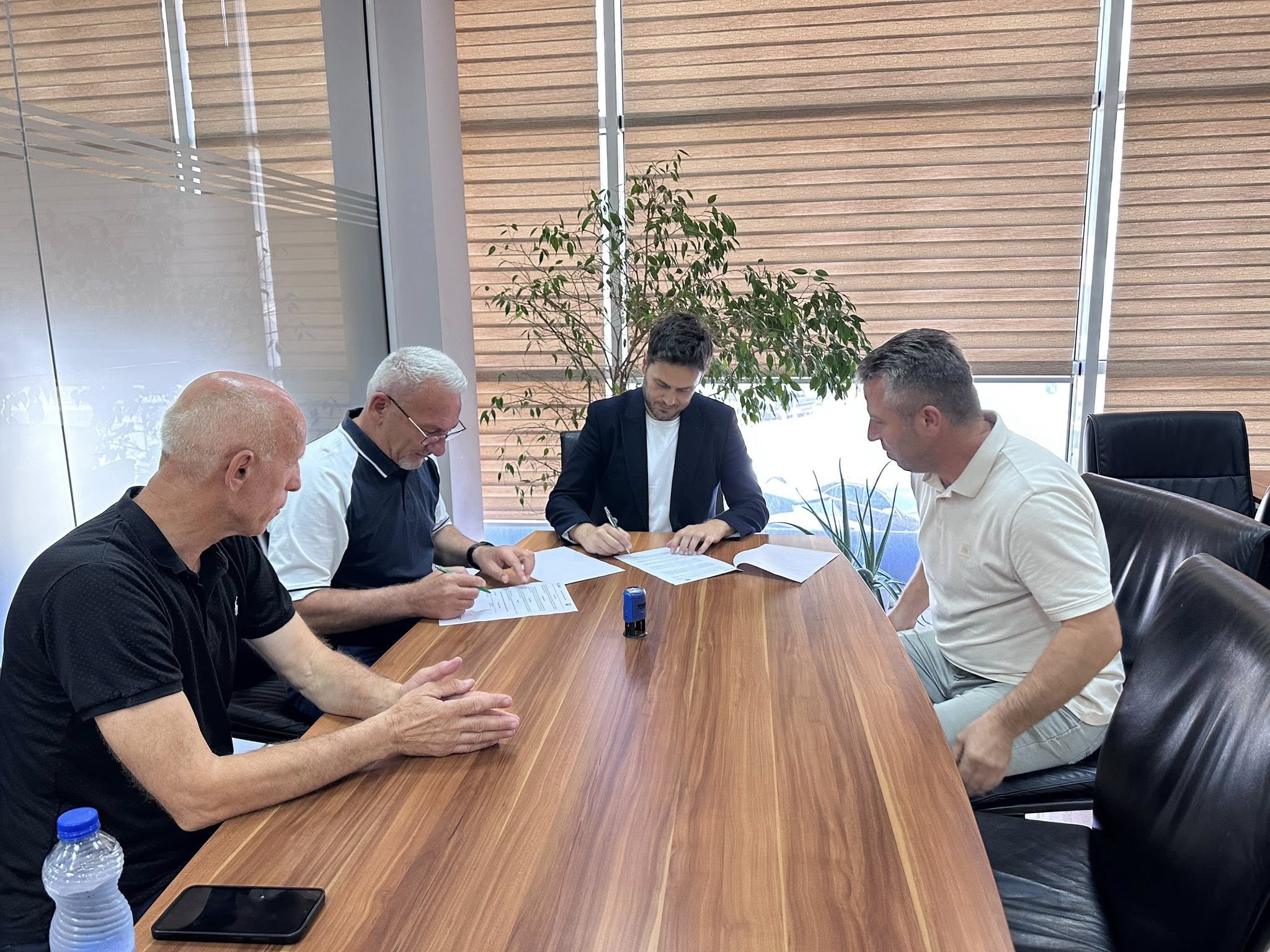 Nënshkruhet marrëveshje bashkëpunimi në mes të Komunës së Hanit të Elezit dhe Laboratorit për Aktivitete të Biznesit (LAB)