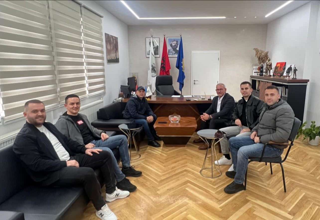 Kryetari Mehmet Ballazhi mirëpret në takim pjesëtarë të Policisë së Kosovës dega në Han të Elezit!