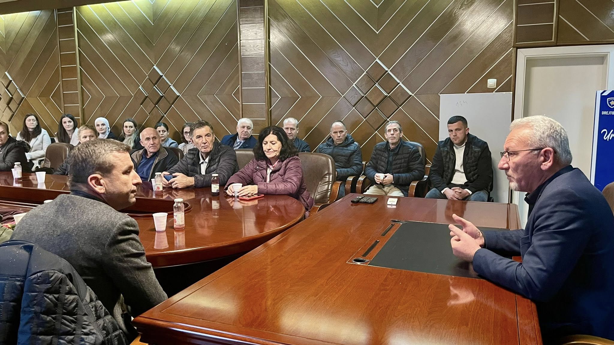 Kryetari Mehmet Ballazhi mirëpret stafin e SHFMU “Ilaz Thaçi”