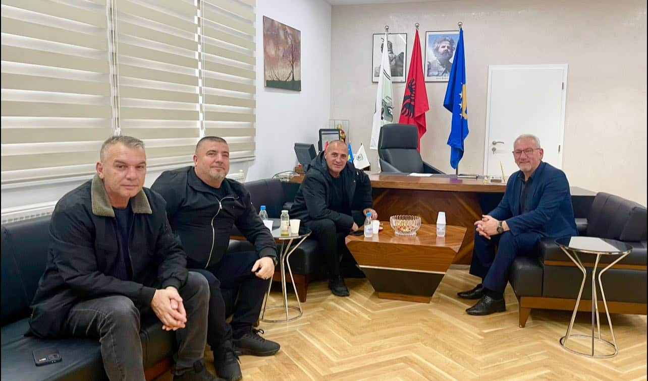 Kryetari Mehmet Ballazhi pret në takim përfaqësuesit e Organizatës së Invalidëve të Luftës, dega në Han të Elezit.