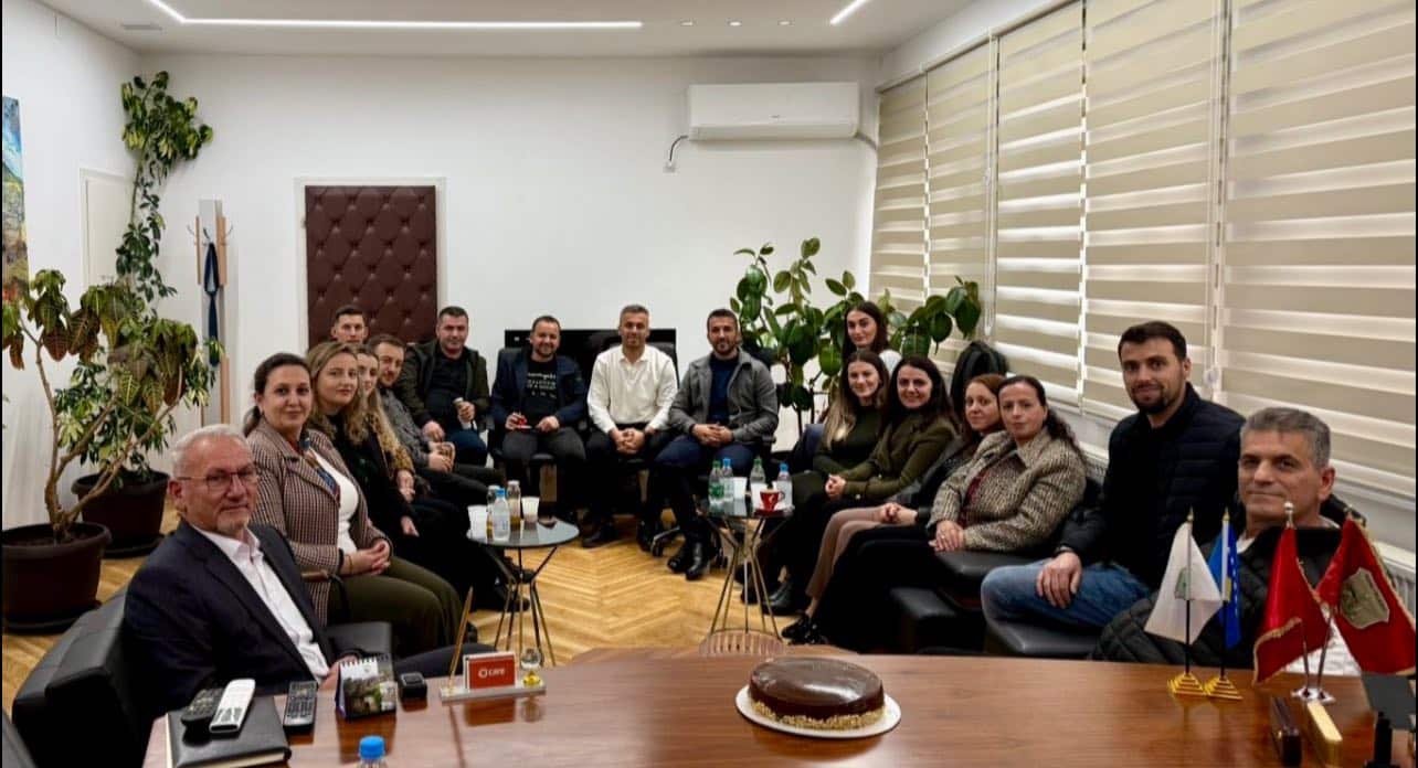 Kryetari Mehmet Ballazhi mirëpret në takim stafin e SHFMU “Veli Ballazhi” nga fshati Gorancë.