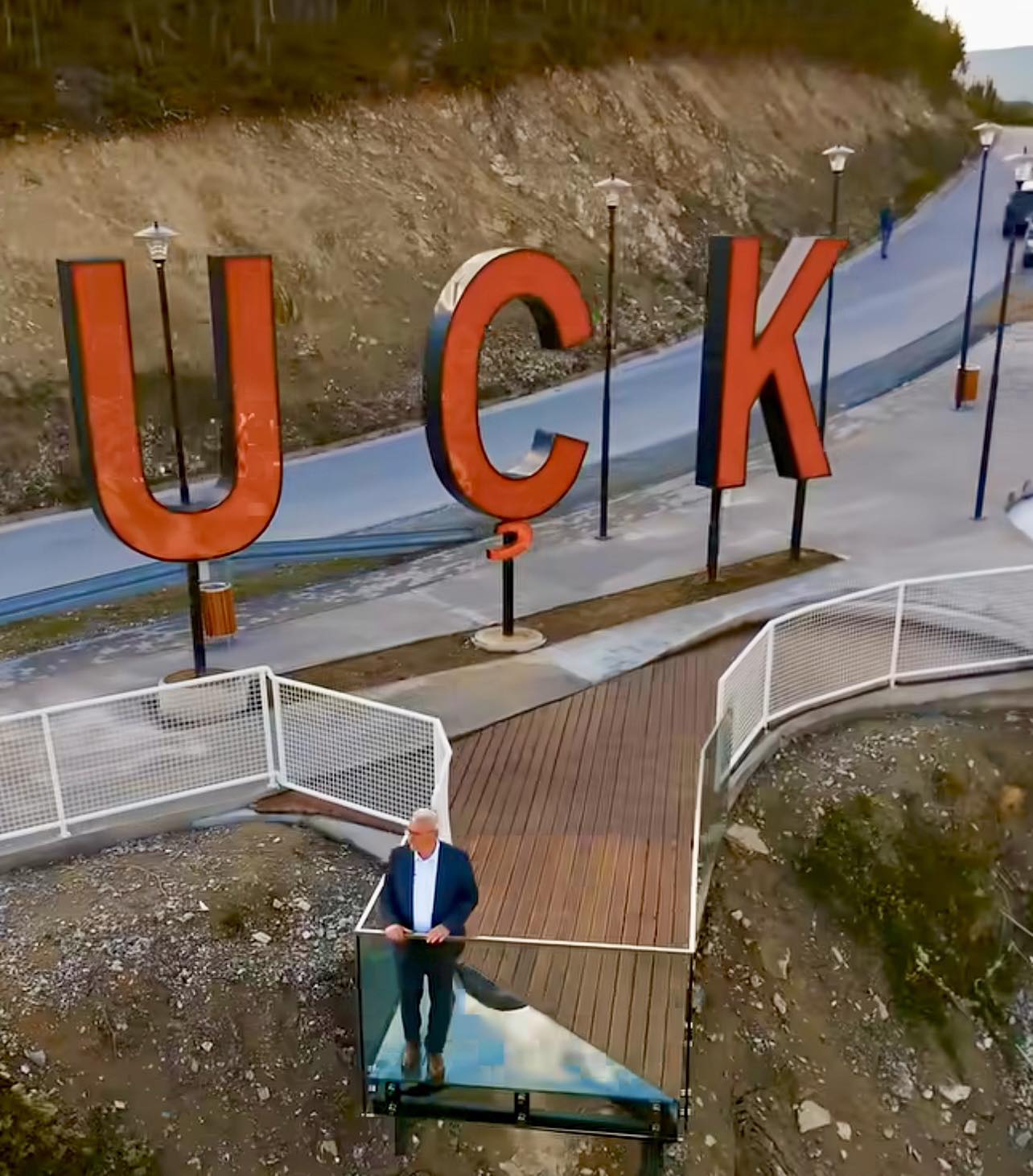 Kryetari i Komunës Mehmet Ballazhi uron festën e 28 Nëntorit!