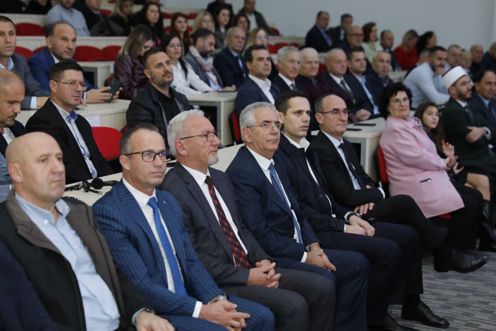 Kryetari Mehmet Ballazhi merr pjesë në ceremoninë solemne të ndarjes së titullit “Doctor Honoris Causa” nga Universiteti i Shkencave të Aplikuara në Ferizaj (UShAF)