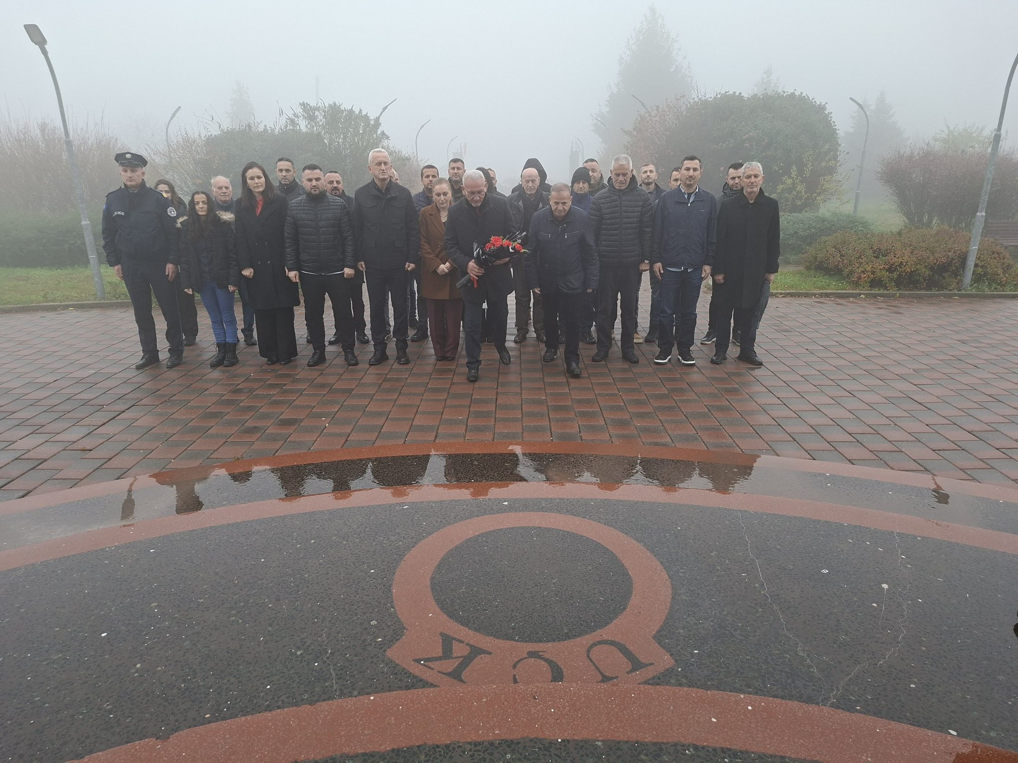 Komuna e Hanit të Elezit nderon dëshmorët në ditën përkujtimore për 28 Nëntorit – Ditës së Pavarësisë së Shqipërisë dhe flamurit tonë kombëtar.