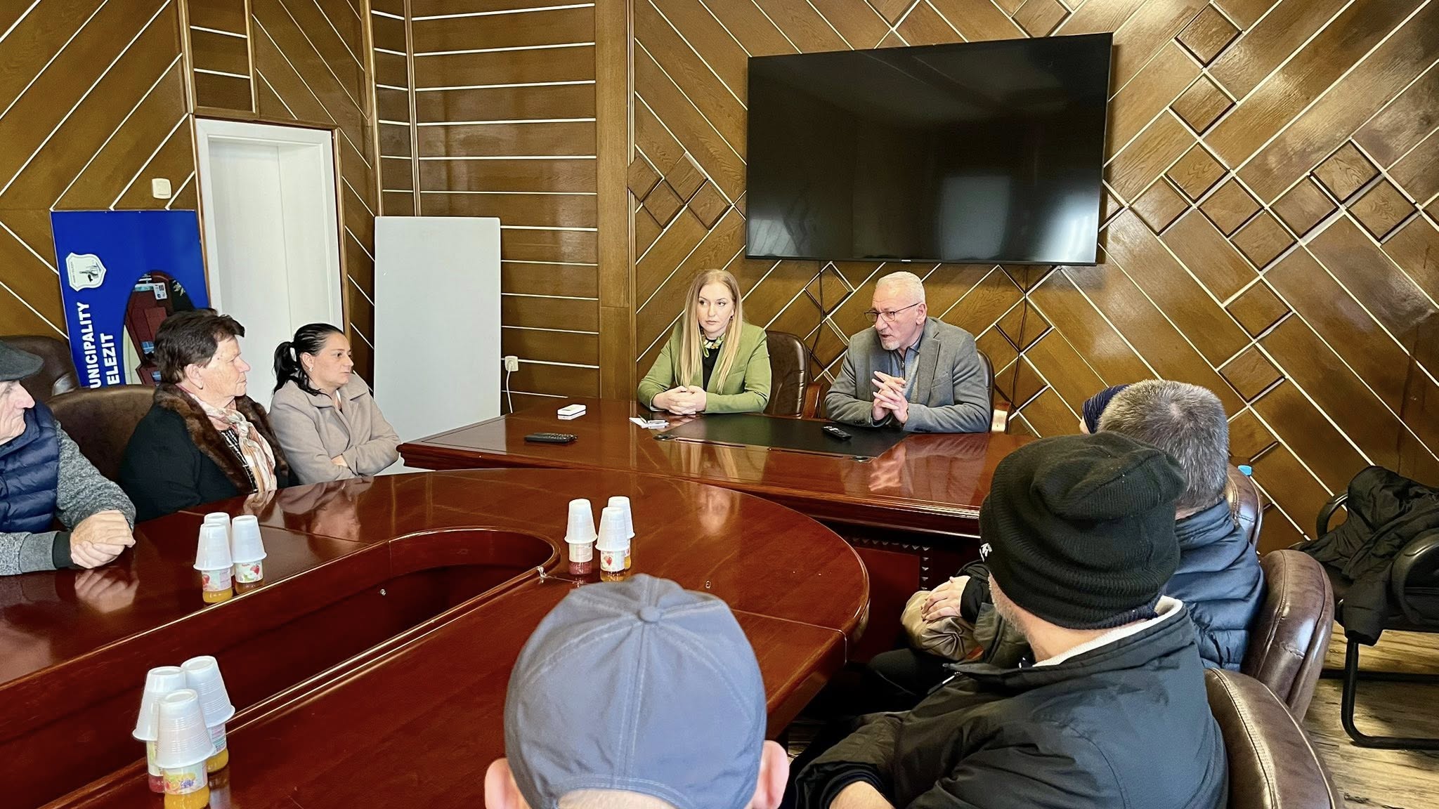 Kryetari Mehmet Ballazhi mirëpret në takim anëtarë nga shoqata Handiko