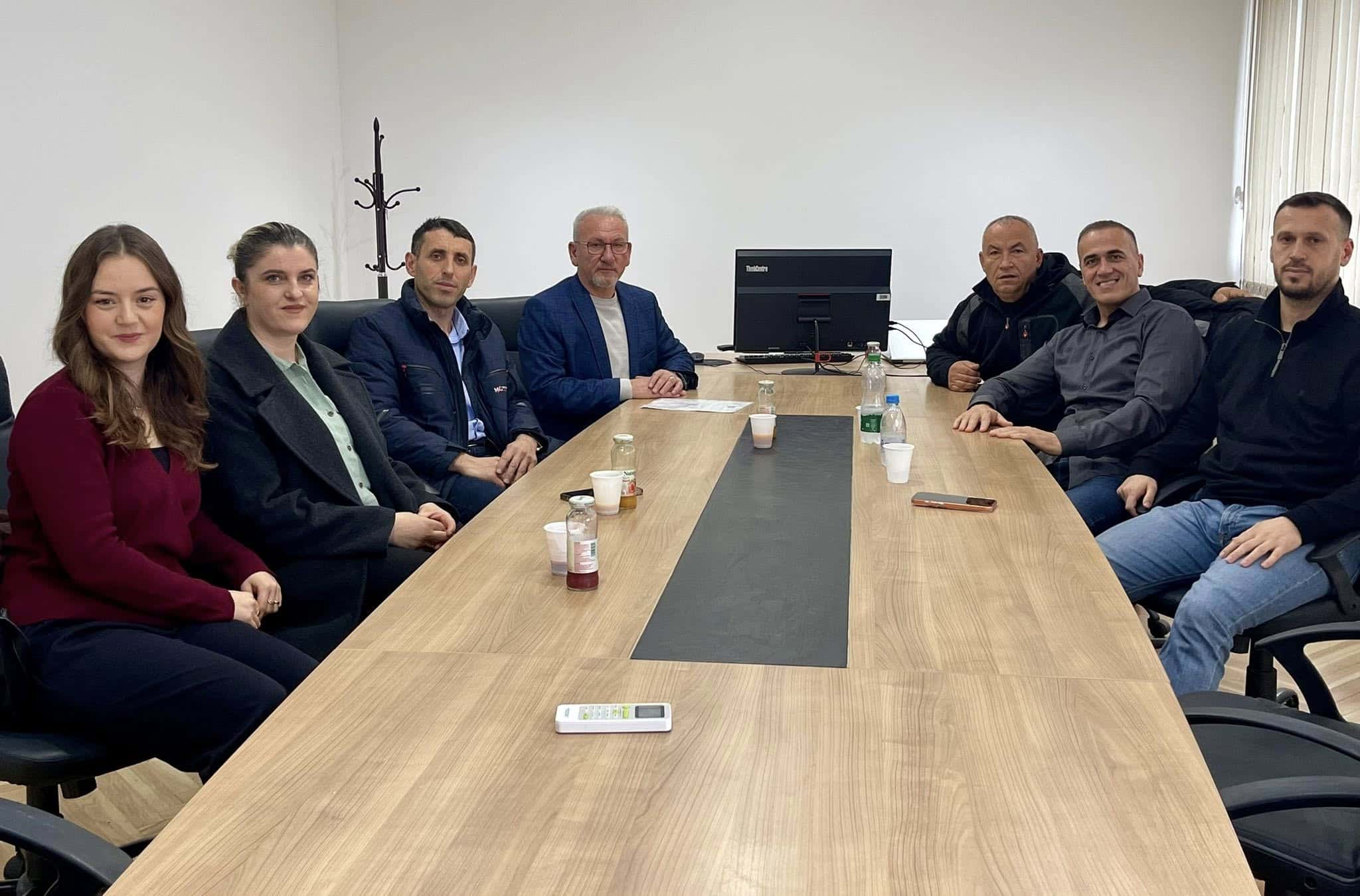 Kryetari Mehmet Ballazhi mirëpret KKZ-në me anëtarë të saj të partive politike në Hanin e Elezit