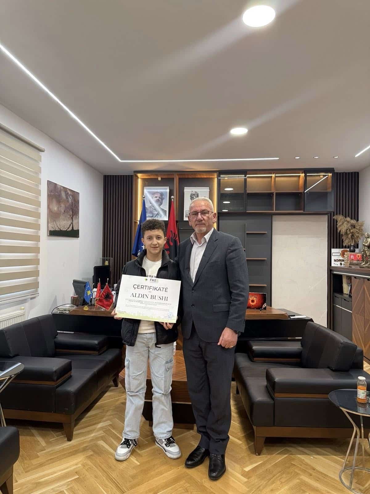Kryetari Mehmet Ballazhi pret nxënësin Aldin Bushi, i cili u shpall fitues i vendit të parë në garën kombëtare “Ide të ndritshme për një të ardhme të gjelbërt 2025”.