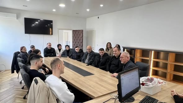 Kryetari i Komunës Mehmet Ballazhi mirëpret në takim stafin shëndetësor të QKMF-së